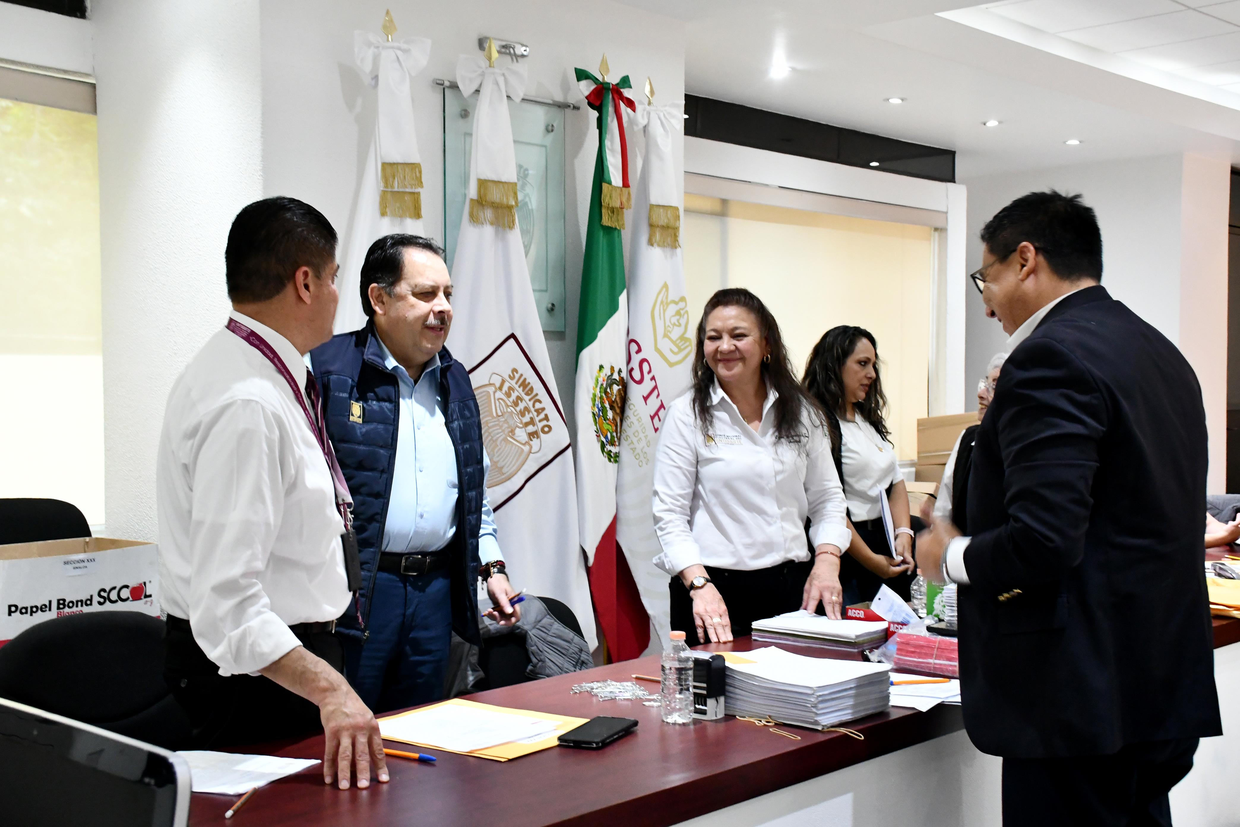 El Químico Roberto Javier Gómez Gómez saluda a integrantes del Comité Nacional Electoral y Secretarios Generales 